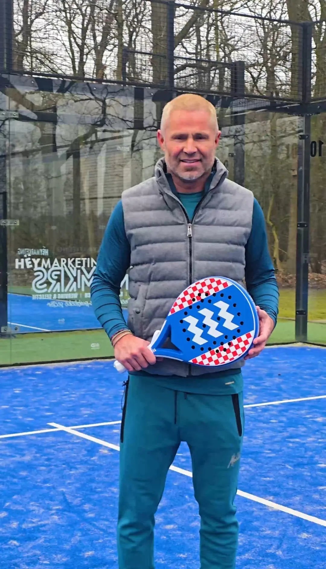tommie van der leegte houdt een eindhovens padel racket vast genaamd padelske